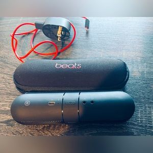 Dr Dre Beats Bluetooth speaker 2.0 with accessories and case. Amazing sound